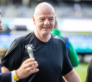 Pasaulio futbolo legendų rungtynės su legendiniais Lietuvos futbolininkais. Gaini Infantino