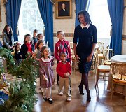 Pirmoji ponia Michelle Obama karių &scaron;eimų vaikams demonstruoja Baltųjų rūmų Kalėdų eglę
