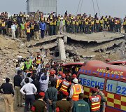Lahore sugriuvo gamyklos pastatas
