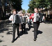 &Scaron;iaulius gimtadienio rytą pažadino akordeono garsai