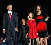 Barackas ir Michelle Obamos su dukterimis Malia ir Sasha (2008 m.)