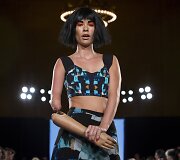 Niujorko mados savaitėje pasirodė modelis Rebekah Marine su bionine ranka