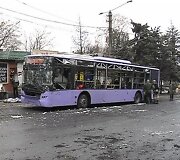 Donecke artilerijos sviedinys pataikė į troleibusų stotelę.