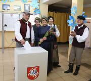 Jurbarko rajono Smalininkų miestelio gyventojai rinkti prezidento ir europarlamentarų atėjo pasipuo&scaron;ę tautiniais drabužiais