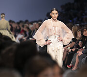 Juozo Statkevičiaus 2020 m. pavasario ir vasaros &bdquo;haute couture&ldquo; kolekcijos modelis