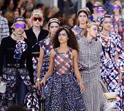 &bdquo;Chanel&ldquo; 2016 m. pavasario-vasaros kolekcijos pristatymas