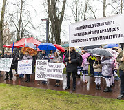 Mitingas &bdquo;Apginti tautinių mažumų mokyklas Trakų rajone&ldquo;