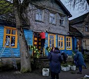 Darbėnų gyventojai i&scaron;kvietė apleistą pastatą ir taip atkreipė dėmesį į nykstančią medinę architektūroje.