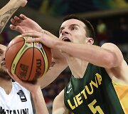 Adas Ju&scaron;kevičius prie&scaron; Linsdey Taitą