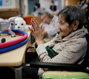 Senstančioje Japonijoje senelių priežiūrai pasitelkiami robotai