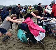 Žmonės renkasi į Glastonberio festivalį