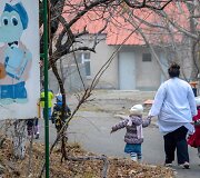 Auklėtojos ir vaikų pasivaik&scaron;čiojimas, Mankan Tun vaikų namai Jerevane