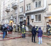Į namą esantį &scaron;alia Seimo skubėjo ugnegesiai gelbėtojai