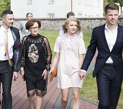 Laima Lapkauskaitė ir buvusi &bdquo;Mokinukių&ldquo; narė Ieva Vaitiekūnienė su vyru Ryčiu