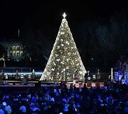 Prezidentas Donaldas Trumpas su žmona Melania įžiebė pagrindinę JAV Kalėdų eglę