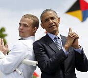 Absolvento pra&scaron;ymu B. Obama pozuoja nuotraukai