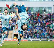 Draugi&scaron;kų futbolo rungtynių Belfaste akimirka
