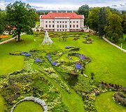 Pakruojo dvare jau atidarytas utopinio grožio Vasaros gėlių festivalis: Mindaugines kviečia &scaron;vęsti tarp milijonų žiedų