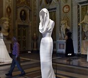 Dizainierio Azzedine'o Alaia &bdquo;mink&scaron;tosios skulptūros&ldquo;
