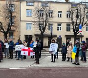 Sausio 4 d. Vilniuje prie Sakartvelo ambasados susirinkę žmonės reikalavo paleisti Michailą Saaka&scaron;vilį i&scaron; įkalinimo ir i&scaron;leisti jį gydytis Vakaruose