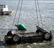 I&scaron; upės keliamas nuskendęs automobilis, kuriame rasti tėvo ir jo keturmetės dukros kūnai