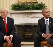 Donaldas Trumpas ir Barackas Obama Baltuosiuose Rūmuose