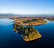 Velžių piliakalnis ir Arimaičių ežeras rudenį