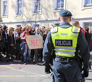 Vilniuje &ndash; protesto akcija dėl ketinimų ilginti mokslo metus