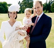 Princas Williamas ir Kembridžo hercogienė Catherine su princese Charlotte Elizabeth Diana ir princu George'u