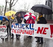 Vilniaus gyventojų grupelė piketu prie&scaron;inasi atliekų deginimo gamyklų statyboms.