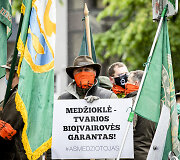 Medžiotojai rinkosi prie Aplinkos ministerijos