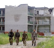 Ukrainos kariai patruliuoja prie sugriautų namų &Scaron;irokine, Ukrainoje