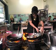 Jay Fai darbuojasi savo restoranėlyje &bdquo;Raan Jay Fai&ldquo; 