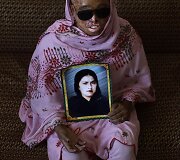 Naziran Bibi, rūg&scaron;timi ją apipylė nežinomas žmogus kol ji miegojo