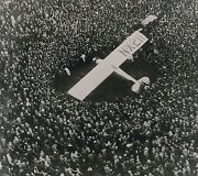 Charlesas Lindberghas nusileidžia Didžiojoje Britanijoje