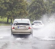 Tropinė liūtis skalauja Vilnių