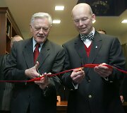VitkusClinic klinikos atidaryme. Juostą kerpa Prezidentas V. Adamkus ir prof. K. Vitkus