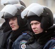 Ukrainos riau&scaron;ių policija prie vyriausybės pastato Donecke