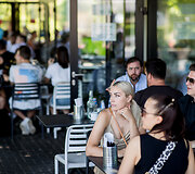 Užkalnis su Fausta M.Le&scaron;čiauskaite vai&scaron;ino draugus burgeriais