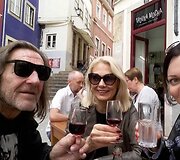 Vestuvių 40-metį paminėjo Portugalijos mieste Koimbroje su dukra Marija, pakeldami portugali&scaron;ko Porto vyno taures, 2016 m. spalio 16 d.  