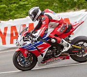 Michaelas Dunlopas &bdquo;Isle of Man TT&ldquo; lenktynėse. Phil Long nuotr. Wikipedija CC BY 2.0