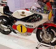 Giacomo Agostini 1975 m. Yamaha OW23 YZR500 motociklas. Tony Hisgett nuotr. Wikipedia CC BY 2.0