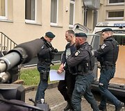 Benas Mikutavičius atvežtas į teismą