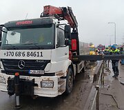 Panevėžyje nuskendo automobilis: vyksta gelbėjimo operacija