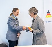LKI perdavė Vokietijoje i&scaron;leistas lietuvių autorių knygas Vokietijos brigadai