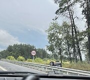 Magistralėje Vilnius-Kaunas-Klaipėda apvirto automobilis