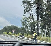 Magistralėje Vilnius-Kaunas-Klaipėda apvirto automobilis