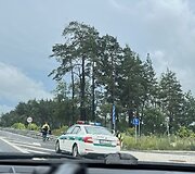 Magistralėje Vilnius-Kaunas-Klaipėda apvirto automobilis