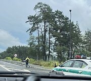 Magistralėje Vilnius-Kaunas-Klaipėda apvirto automobilis