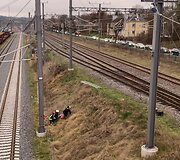 Vilniuje vaikinas &scaron;oko ant traukinio &ndash; nuplė&scaron;ė kabelį: elektra trenkė ir medikui